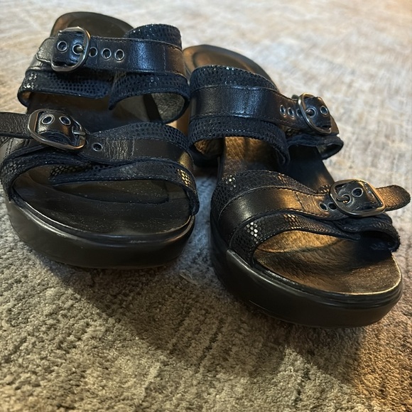 Dansko womens size 39 (8.5/9) Stylish Black Wedge Sandals- slip on - Picture 2 of 8